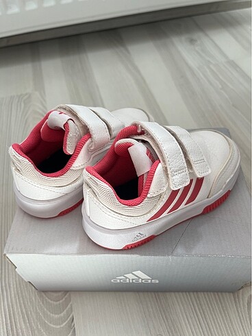 23 Beden beyaz Renk Adidas spor ayakkabı