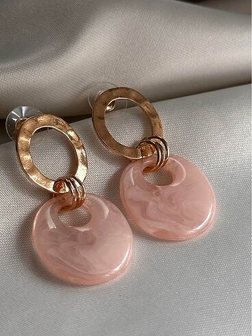 Pembe gold detaylı küpe
