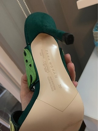 39 Beden Zara yeşil renkte yeni ve etiketli ayakkabı ve pembe elbise