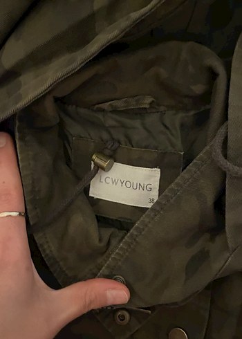 Kapüşonlu Kamuflaj Desenli Kadın Ceket - Görsel 2