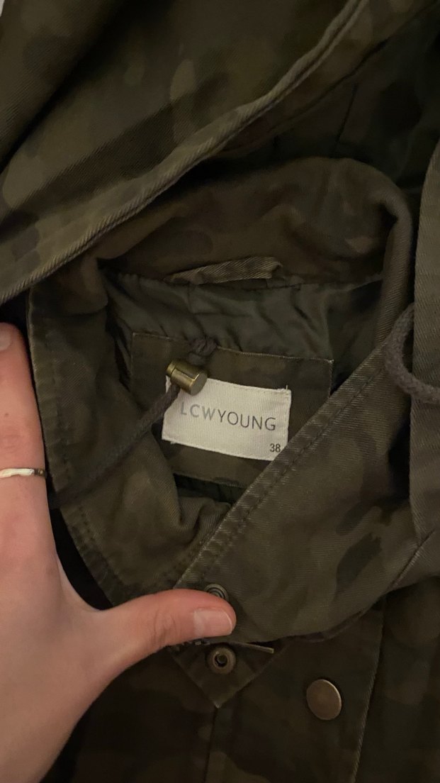 Kapüşonlu Kamuflaj Desenli Kadın Ceket - Görsel 2