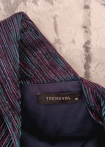 V Yaka Çok Renkli Pilili Uzun Kadın Elbise - Görsel 3