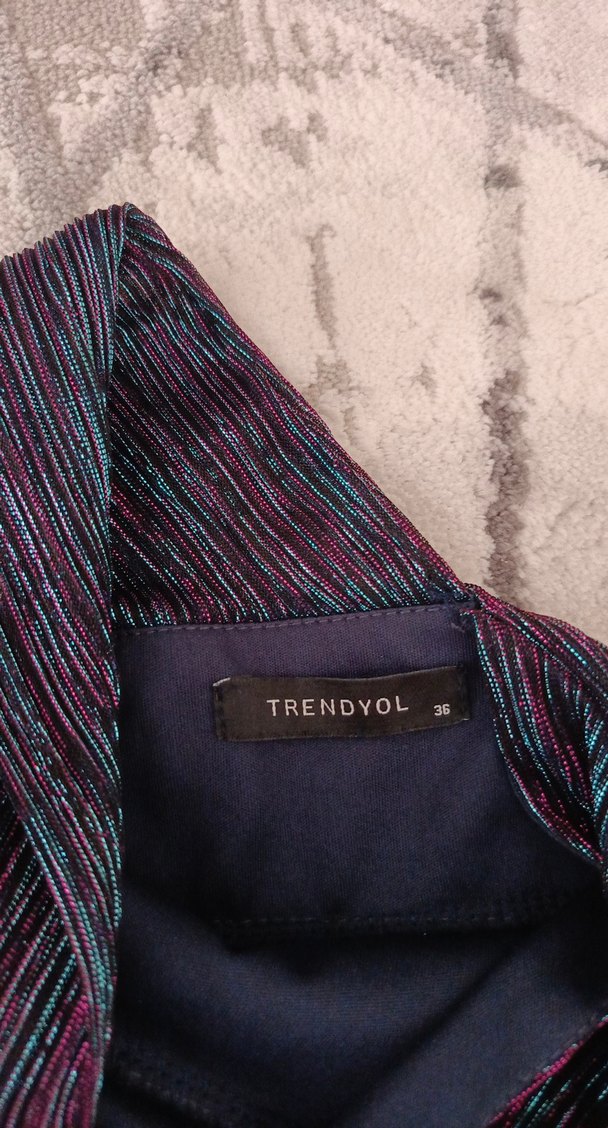 V Yaka Çok Renkli Pilili Uzun Kadın Elbise - Görsel 3