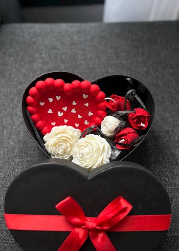 Kalp Şeklinde Hediye Kutusu ve Beyaz Çiçekler - Görsel 2