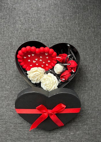 Kalp Şeklinde Hediye Kutusu ve Beyaz Çiçekler - Görsel 3