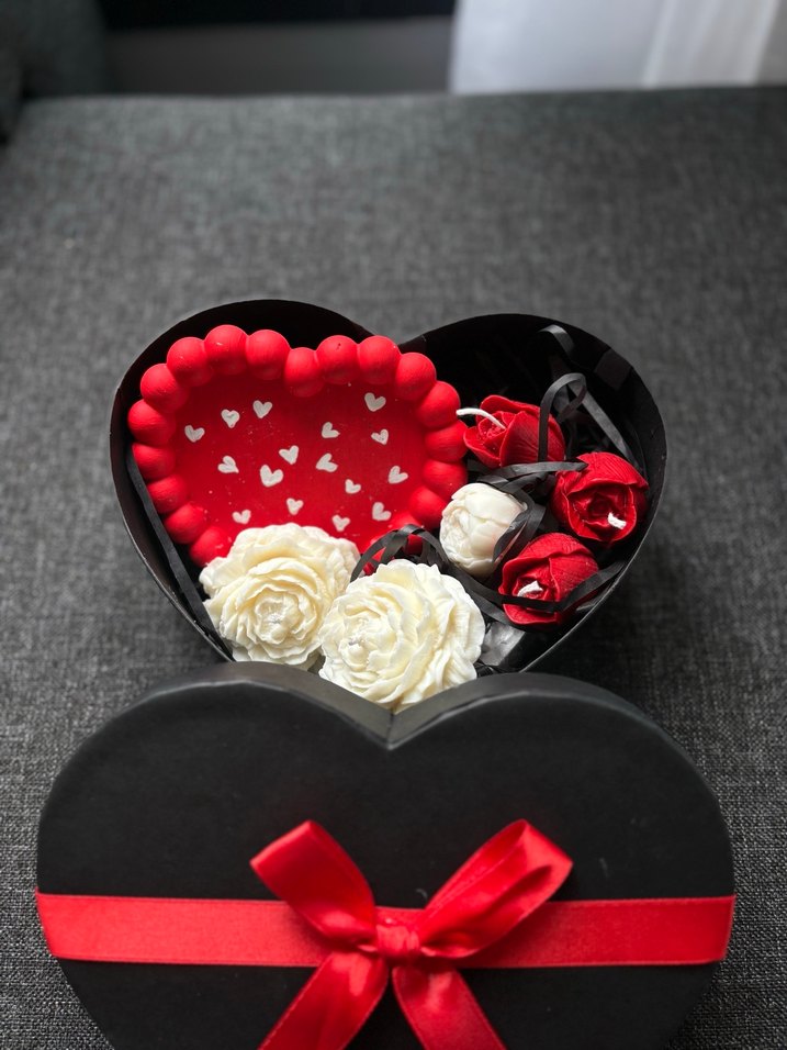 Kalp Şeklinde Hediye Kutusu ve Beyaz Çiçekler - Görsel 2