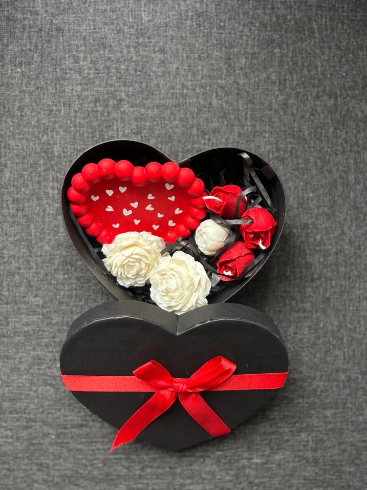 Kalp Şeklinde Hediye Kutusu ve Beyaz Çiçekler - Görsel 3