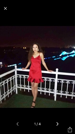 Kırmızı saten elbise