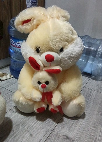 peluş yavrulu tavşan