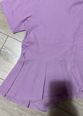 Twist Mor Keten Pliseli Tişörtü