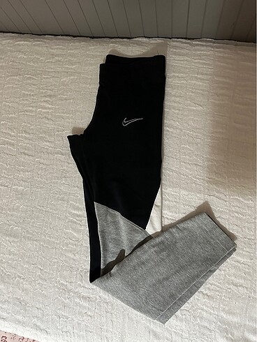 nike tayt