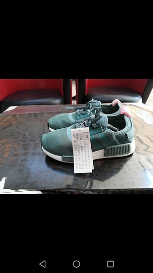 Adidasın nmd model ayakkabısıdır.