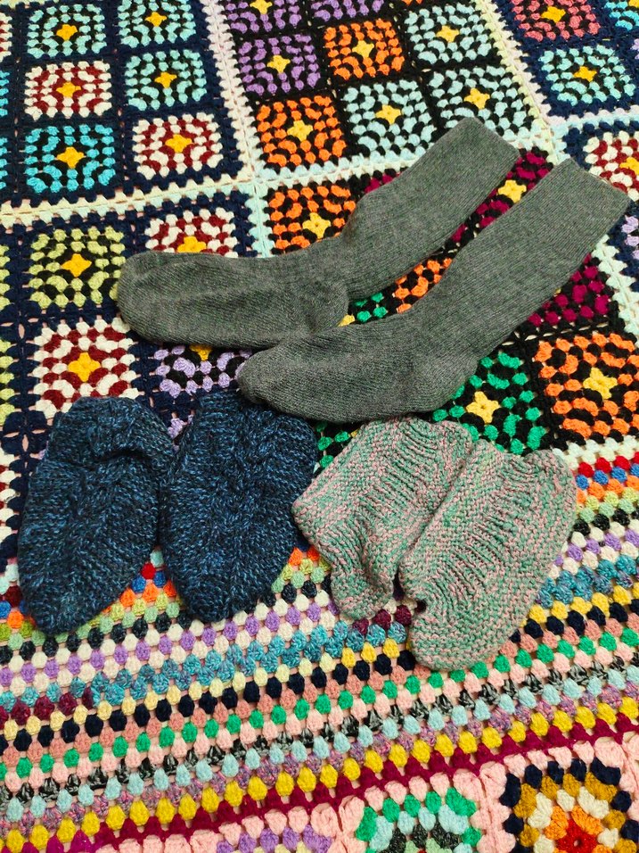 Koyu renkli desenli batikler hepsi gönderilecektir  - Görsel 2