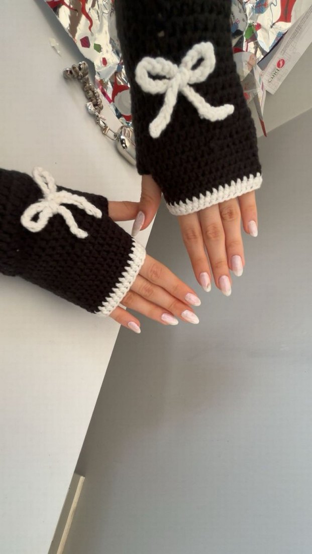 Siyah Beyaz Örgü Kadın Eldiven - Görsel 3