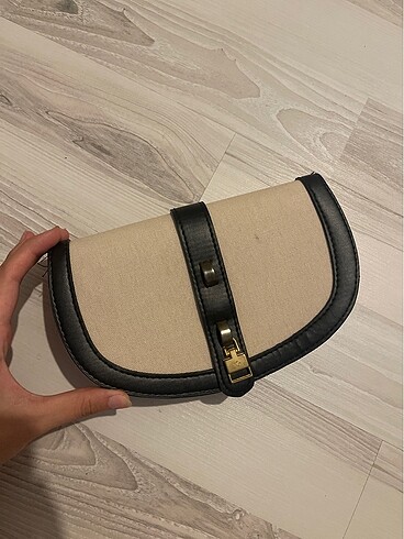 Siyah krem detaylı mini çanta