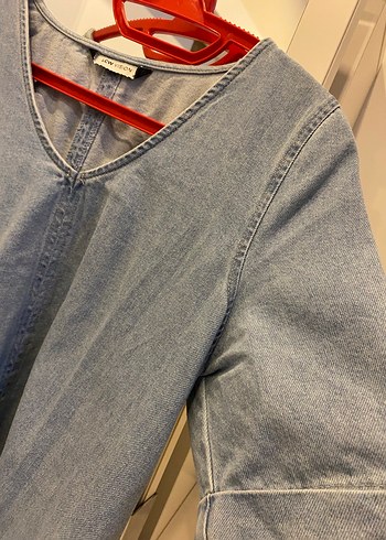 V Yakalı Asimetrik Kesim Mavi Kot Elbise - Görsel 3