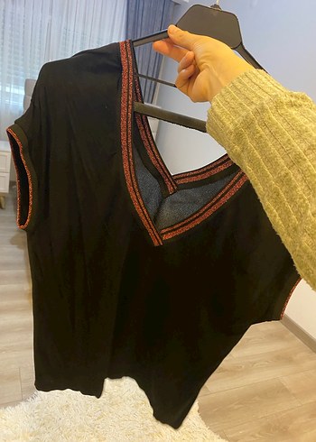 Drapeli V Yaka Siyah Kadın Bluz - Görsel 3