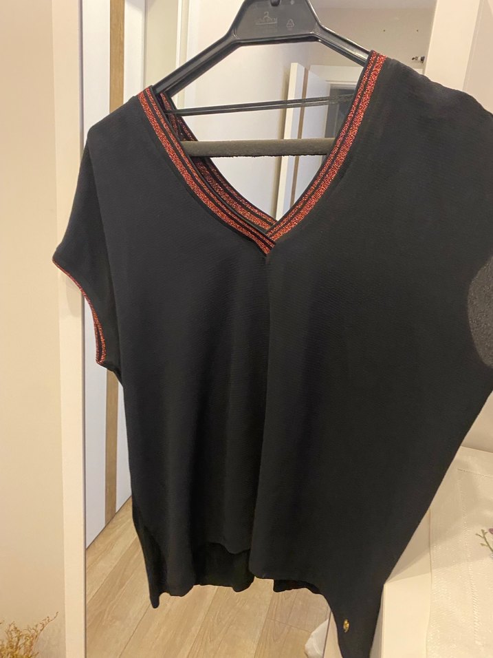 Drapeli V Yaka Siyah Kadın Bluz - Görsel 2