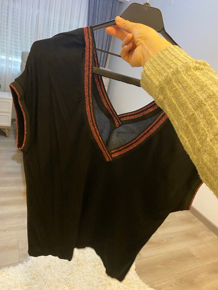 Drapeli V Yaka Siyah Kadın Bluz - Görsel 3