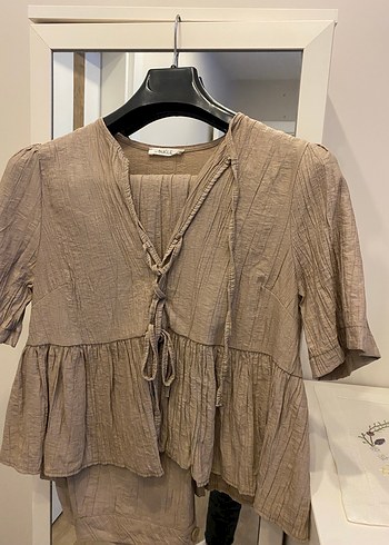 Bej Mini Keten Bluz V Yaka ve Fırfır Detaylı 2 ki takım - Görsel 2