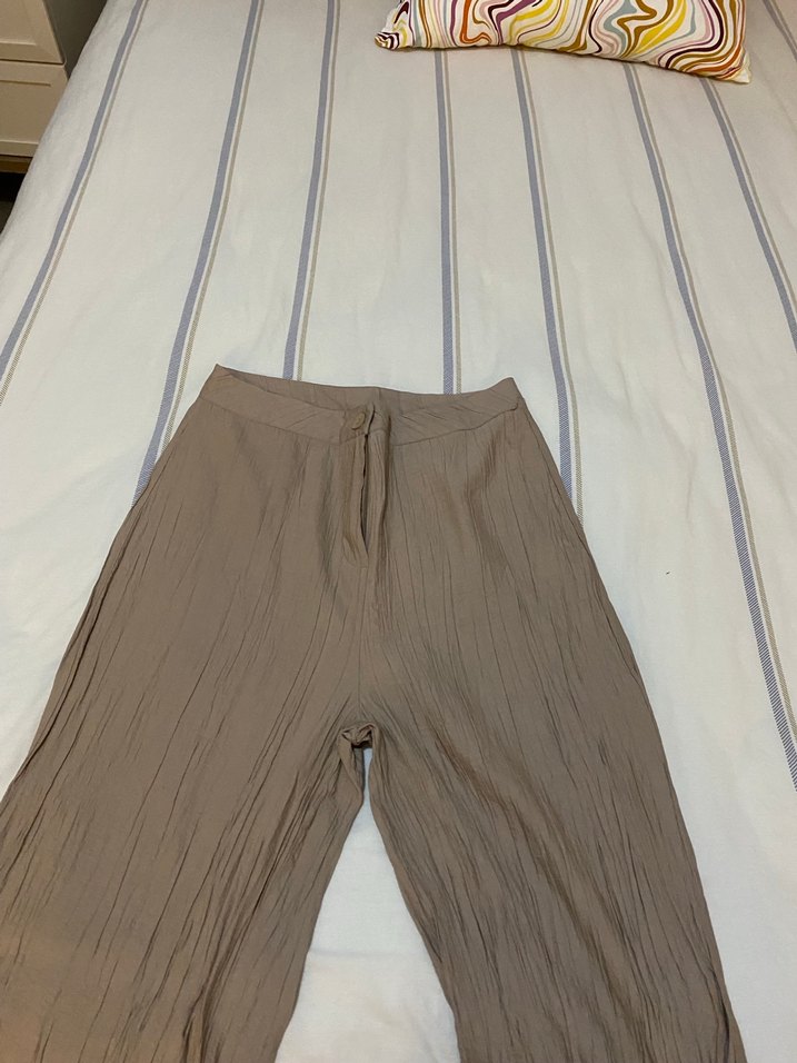 Bej Mini Keten Bluz V Yaka ve Fırfır Detaylı 2 ki takım - Görsel 5