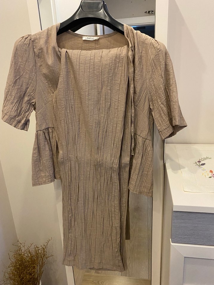 Bej Mini Keten Bluz V Yaka ve Fırfır Detaylı 2 ki takım - Görsel 4