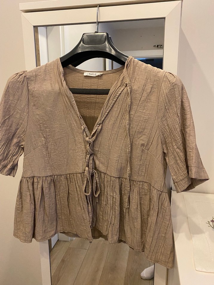 Bej Mini Keten Bluz V Yaka ve Fırfır Detaylı 2 ki takım - Görsel 3