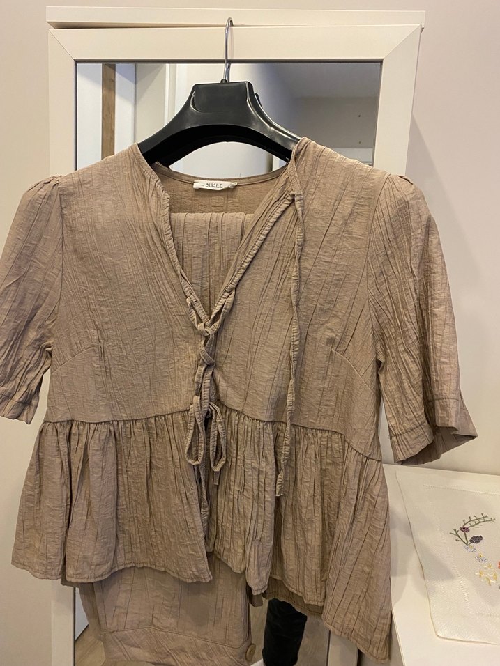 Bej Mini Keten Bluz V Yaka ve Fırfır Detaylı 2 ki takım - Görsel 2