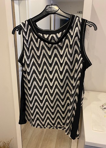 V Yaka Siyah Gri Örgü Desenli Kolsuz Bluz - Görsel 3