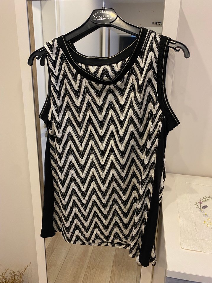 V Yaka Siyah Gri Örgü Desenli Kolsuz Bluz - Görsel 3