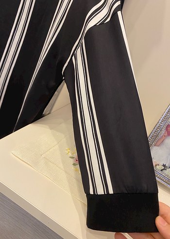 Siyah Beyaz Çizgili Salaş Kadın Bluz - Görsel 2