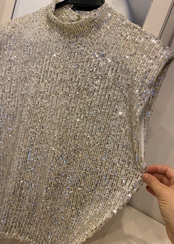 Gri Payetli Yüksek Yakalı Kolsuz Bluz hiç giyilmedi - Görsel 3