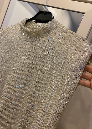 Gri Payetli Yüksek Yakalı Kolsuz Bluz hiç giyilmedi - Görsel 2