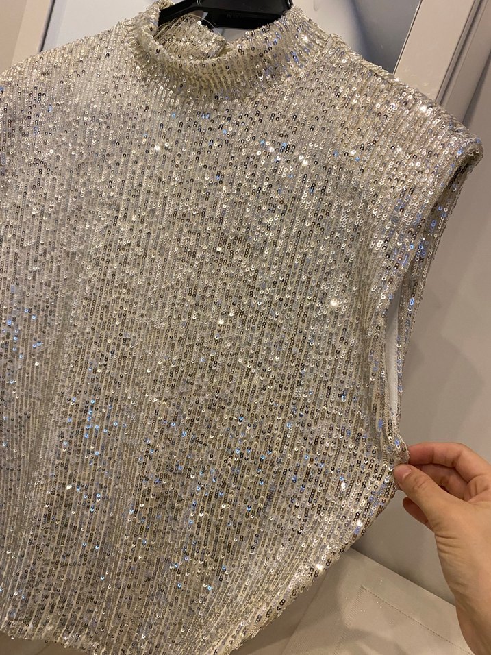 Gri Payetli Yüksek Yakalı Kolsuz Bluz hiç giyilmedi - Görsel 3