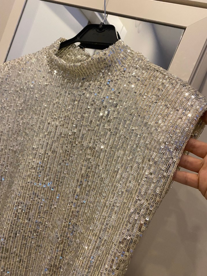 Gri Payetli Yüksek Yakalı Kolsuz Bluz hiç giyilmedi - Görsel 2