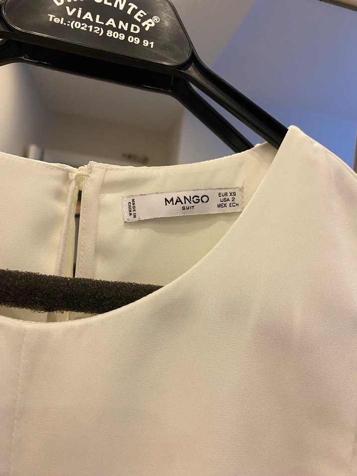 Kadın Beyaz Kolsuz Fırfırlı Bluz - Görsel 2