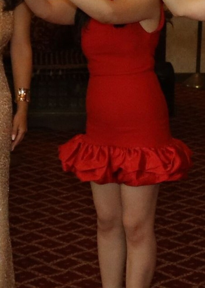 Kırmızı elbise - Görsel 2