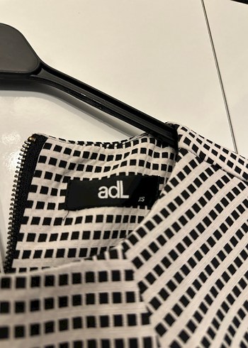 Kolsuz V Yaka Ekose Desenli Midi Kalem Elbise - Görsel 2