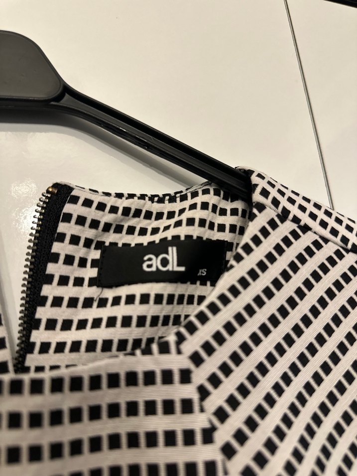 Kolsuz V Yaka Ekose Desenli Midi Kalem Elbise - Görsel 2