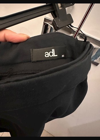 Kemer Detaylı Siyah Midi Kadın Etek - Görsel 3