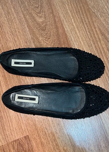 Siyah Boncuk Detaylı Dolgu Topuklu Kadın Babet - Görsel 3