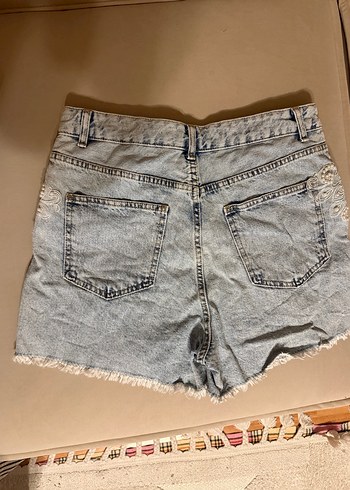 Dantel Detaylı Nakışlı Kadın Mini Denim Şort - Görsel 4