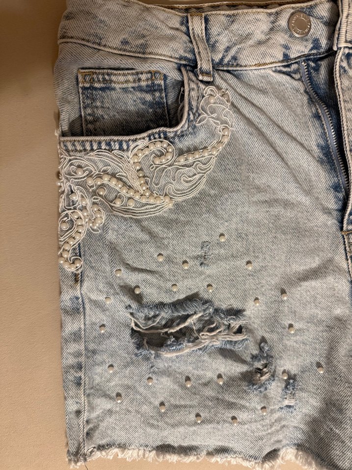 Dantel Detaylı Nakışlı Kadın Mini Denim Şort - Görsel 2