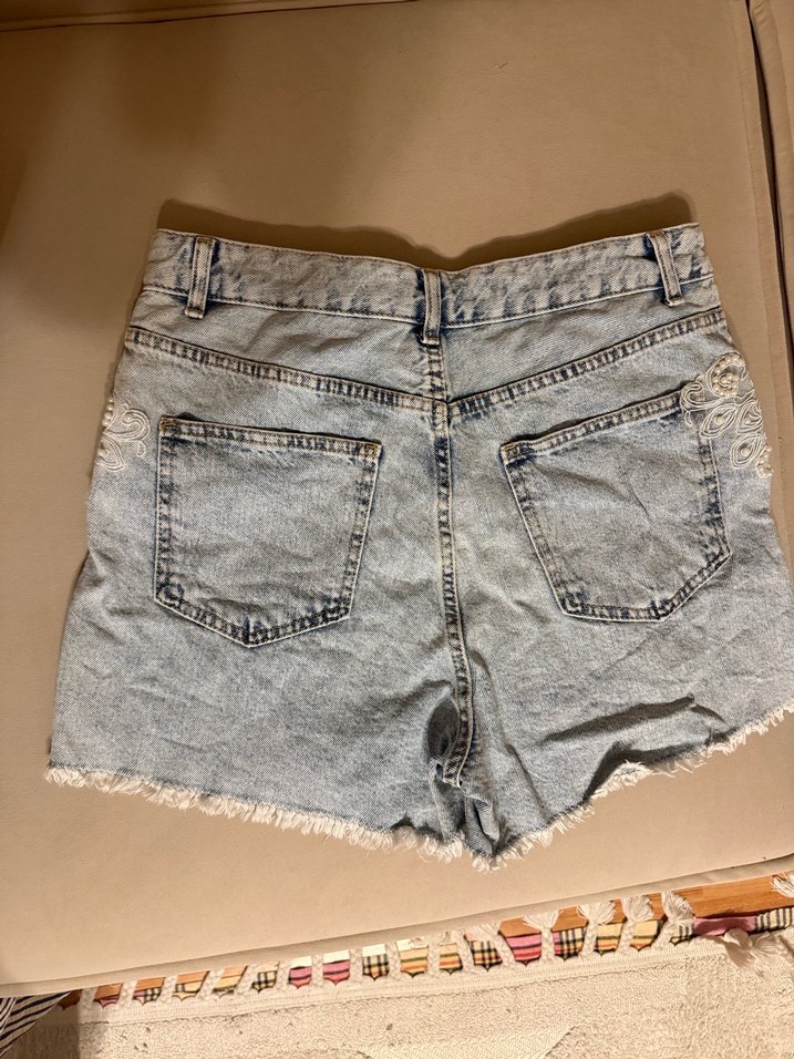 Dantel Detaylı Nakışlı Kadın Mini Denim Şort - Görsel 4