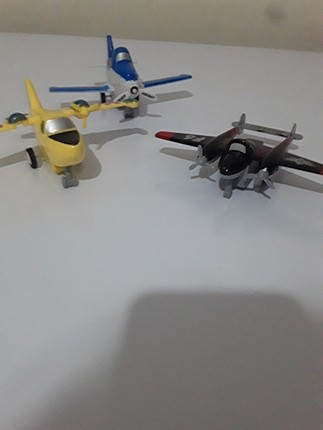 Diğer üç adet ucak plastik