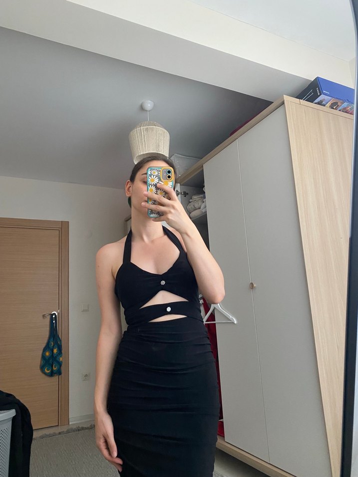 Siyah V Yakalı Midi Strappy Elbise - Görsel 5