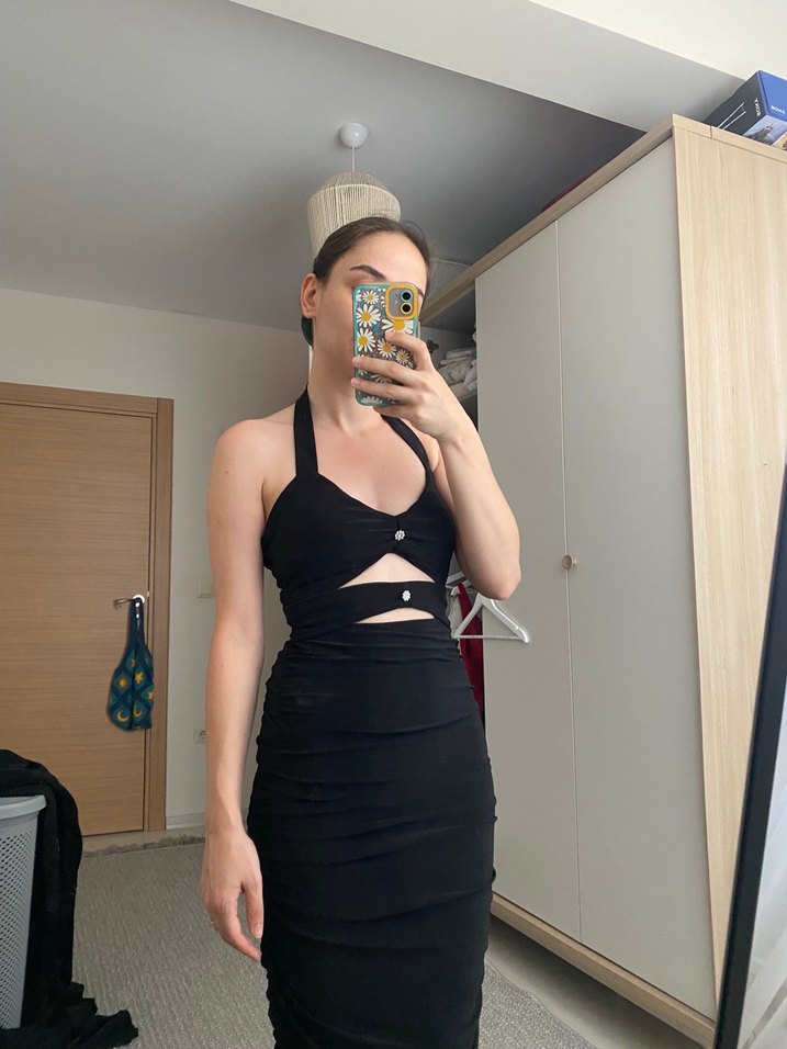 Siyah V Yakalı Midi Strappy Elbise - Görsel 3