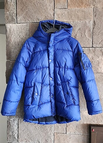 Zara Mont