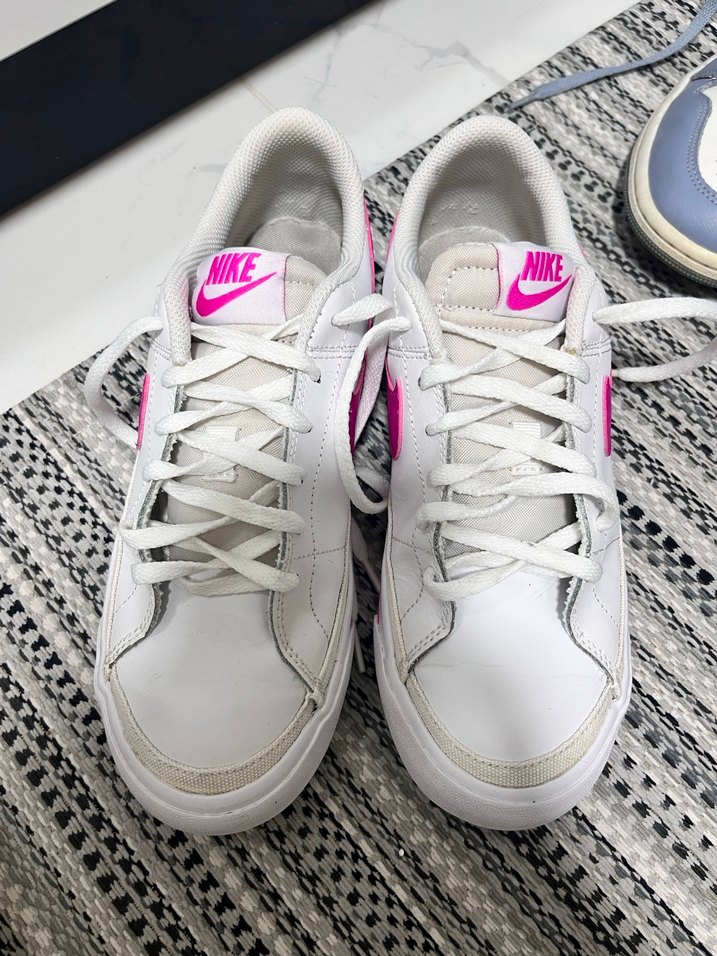 Nike Beyaz-Pembe Bağcıklı Spor Ayakkabı - Görsel 2