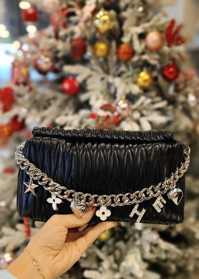 ORJİNAL marka tasarım siyah charmlı çanta  - Görsel 4